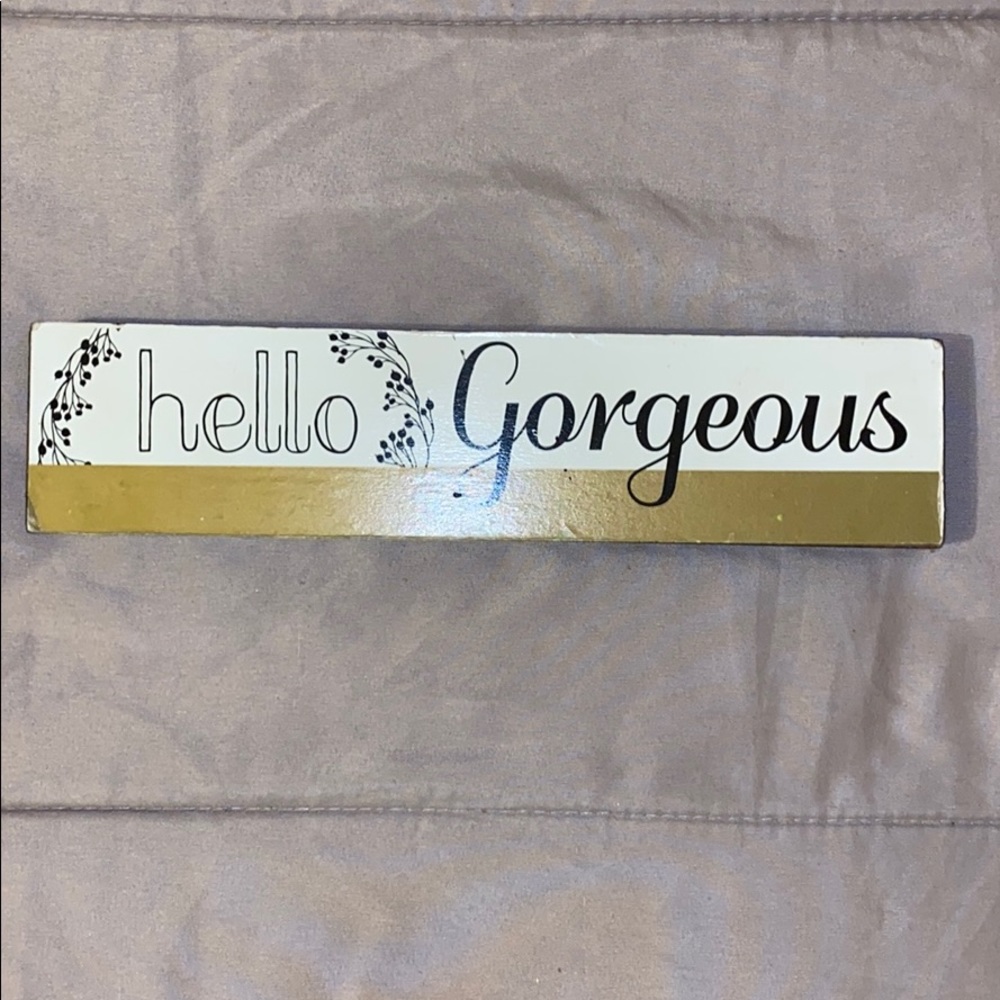 “Hello Gorgeous” Sign